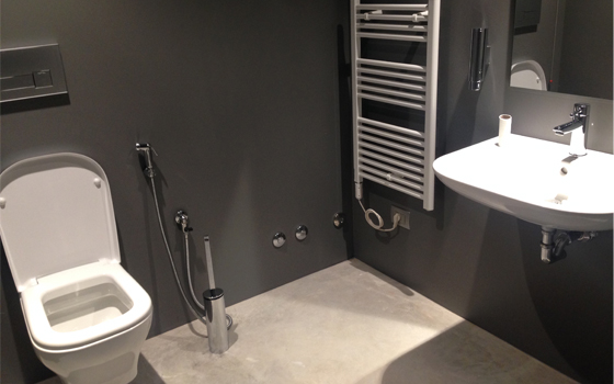 Foto di un bagno per disabili fatto con accortezze estetiche oltre che funzionali