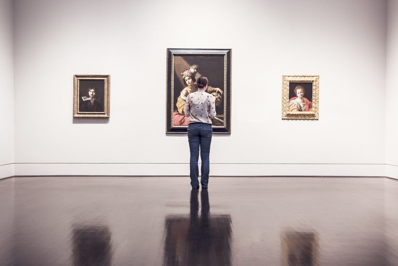 Immagine donna che guarda un quadro in un museo